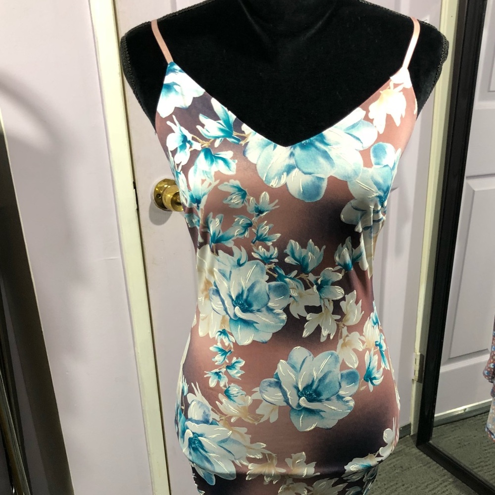 Olive Tree body con dress. Brown w/Blu floral Med